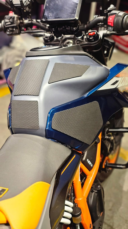 MOTOTRENDZ TRACTION PADS KTM DUKE 250/390 BS6 V3 (2023) - SIDES